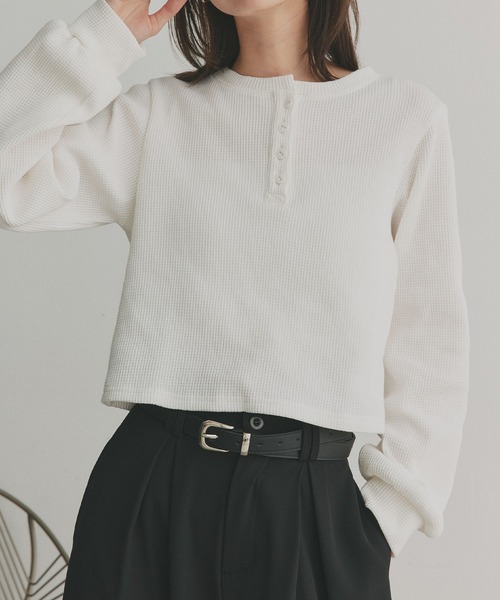 ad thie(アドティエ)の「ヘンリーネック ショート丈 ワッフルプルオーバー(Tシャツ/カットソー・レディース・ブラック/ボルドー/チャコール/オフホワイト/ブラウン系/ピンク/ブラック系/イエロー・FREE)」の2枚目の写真