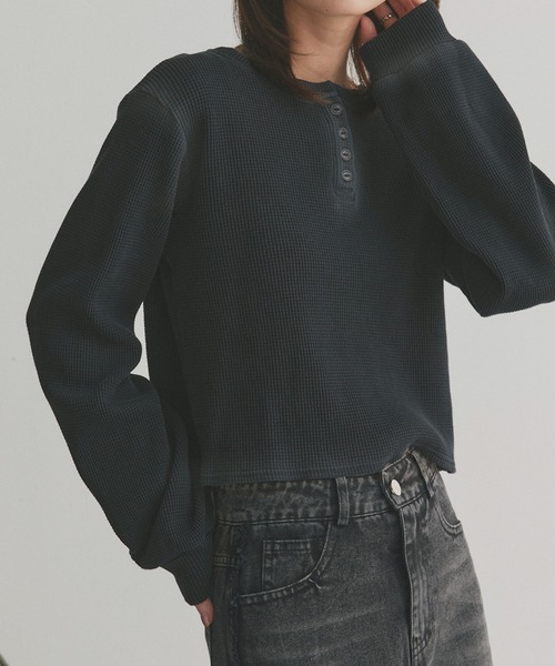 ad thie(アドティエ)の「ヘンリーネック ショート丈 ワッフルプルオーバー(Tシャツ/カットソー・レディース・ブラック/ボルドー/チャコール/オフホワイト/ブラウン系/ピンク/ブラック系/イエロー・FREE)」の5枚目の写真