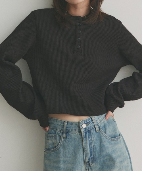 ad thie(アドティエ)の「ヘンリーネック ショート丈 ワッフルプルオーバー(Tシャツ/カットソー・レディース・ブラック/ボルドー/チャコール/オフホワイト/ブラウン系/ピンク/ブラック系/イエロー・FREE)」の3枚目の写真