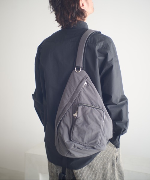 ADAM PATEK(アダムパテック)の「ADAMPATEK/nylon sling bag/ワンショルダーナイロンスリングバッグ/(AP2529002)(ボディバッグ/ウエストポーチ・レディース・ブラック/グレー・FREE)」の7枚目の写真