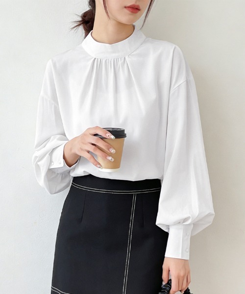 ReRe(リリ)の「スタンドカラーギャザーバルーン袖ブラウス(シャツ/ブラウス・レディース・グレイッシュベージュ/ワイン/ライトブラウン/ライトグリーン/ホワイト/グリーン/ベージュ/ブラック・FREE)」の1枚目の写真
