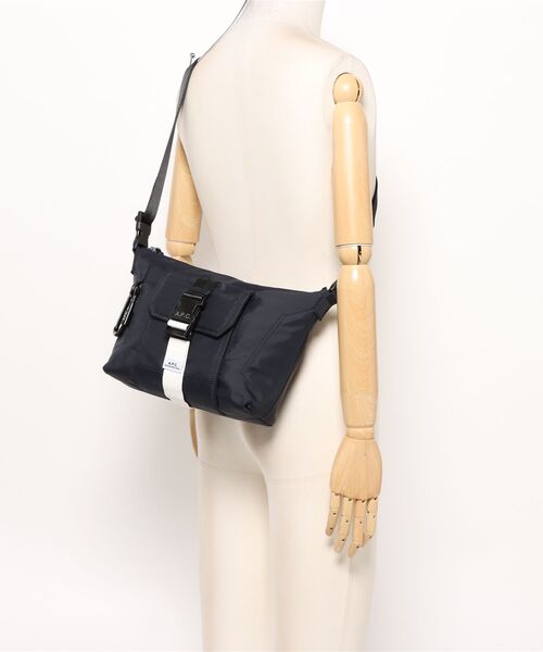 A.P.C.（アーペーセー）の「BESACE TREK（ショルダーバッグ・メンズ・ネイビー・ONESIZE）」の5枚目の写真
