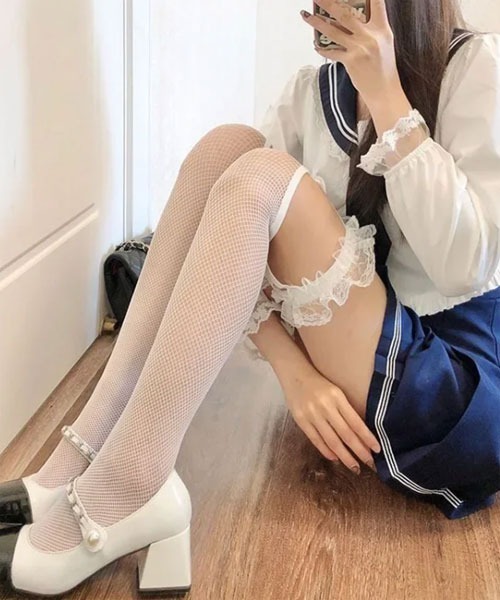 Mayree(メイリー)の「【urge select】ガーター風 網ニーハイソックス (リボン付き)(ソックス/靴下・レディース・ブラック/ホワイト・FREE)」の3枚目の写真