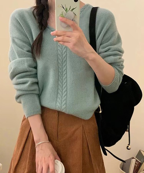 BLANC FICELLE(ブランフィセル)の「ケーブル編み Vネック セーター(ニット/セーター・レディース・Off White/ブラック/ブルーグリーン/ワイン/イエロー×グリーン/グレー/キャメル・FREE)」の4枚目の写真