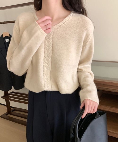 BLANC FICELLE(ブランフィセル)の「ケーブル編み Vネック セーター(ニット/セーター・レディース・Off White/ブラック/ブルーグリーン/ワイン/イエロー×グリーン/グレー/キャメル・FREE)」の2枚目の写真