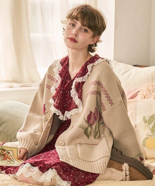 F i.n.t(フィント)の「チューリップポット柄ニットカーディガン(カーディガン/ボレロ・レディース・イエロー/ピンク・FREE)」の2枚目の写真