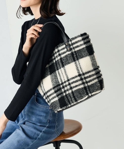 a.v.v（アーヴェヴェ）の「ボアトート（トートバッグ・レディース・アイボリー/ブラック・38）」の2枚目の写真