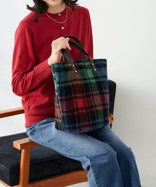 a.v.v（アーヴェヴェ）の「ボアトート（トートバッグ・レディース・アイボリー/ブラック・38）」の3枚目の写真