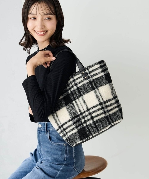 a.v.v（アーヴェヴェ）の「ボアトート（トートバッグ・レディース・アイボリー/ブラック・38）」の4枚目の写真