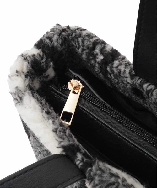 a.v.v（アーヴェヴェ）の「ボアトート（トートバッグ・レディース・アイボリー/ブラック・38）」の9枚目の写真