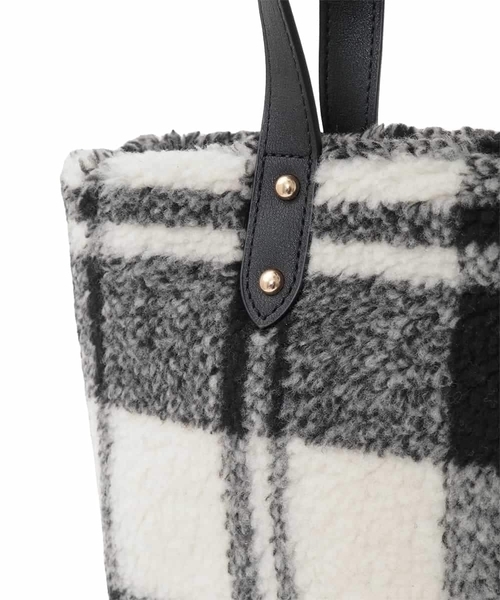 a.v.v（アーヴェヴェ）の「ボアトート（トートバッグ・レディース・アイボリー/ブラック・38）」の10枚目の写真