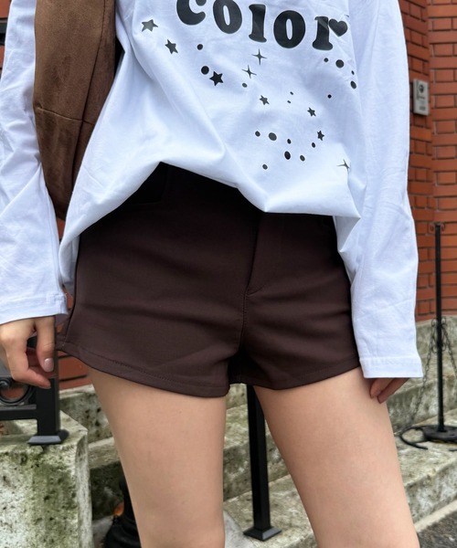 Chiina(チーナ)の「Chiina /Y2Kスリムフィットショートパンツ(その他パンツ・レディース・ベージュ/ブラウン/ホワイト/ブラック・FREE)」の3枚目の写真