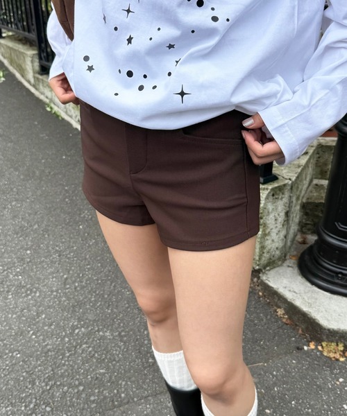 Chiina(チーナ)の「Chiina /Y2Kスリムフィットショートパンツ(その他パンツ・レディース・ベージュ/ブラウン/ホワイト/ブラック・FREE)」の18枚目の写真