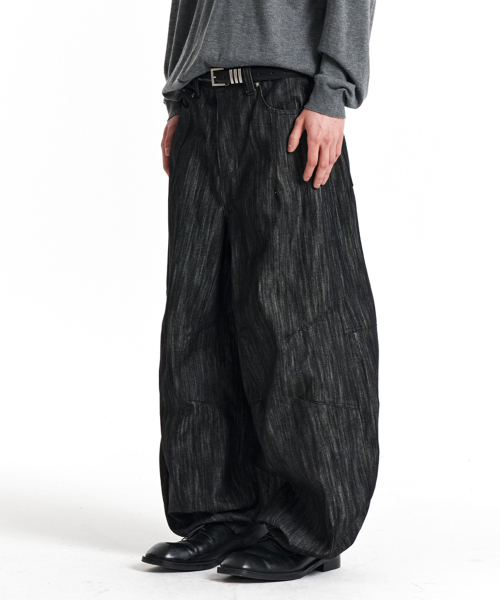 KICHUL(キチョル)の「FLOWING WAVE BALLOON DENIM PANTS (RAW BLACK)(デニムパンツ・レディース・その他・X-SMALL/SMALL/MEDIUM/LARGE)」の2枚目の写真