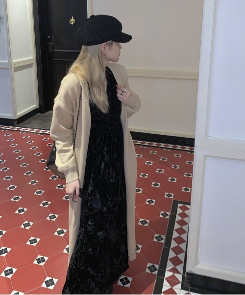 Aelina(エリナ)の「Vネックベルベットワンピース(ワンピース・レディース・ブラック・M/L)」の12枚目の写真