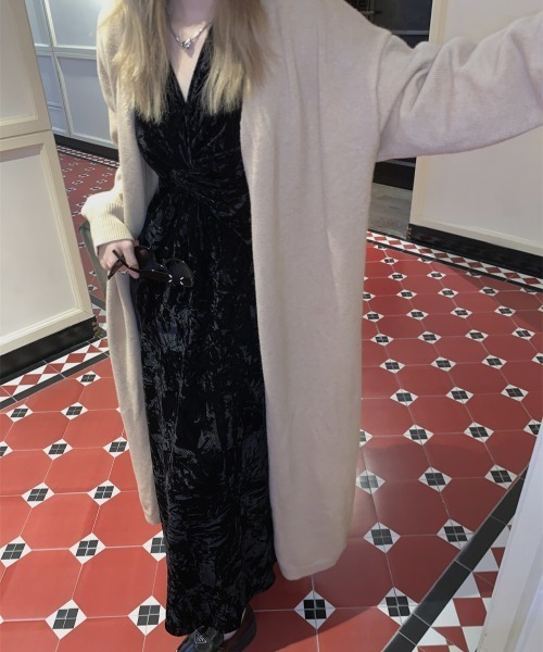 Aelina(エリナ)の「Vネックベルベットワンピース(ワンピース・レディース・ブラック・M/L)」の10枚目の写真