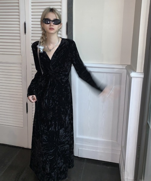 Aelina(エリナ)の「Vネックベルベットワンピース(ワンピース・レディース・ブラック・M/L)」の5枚目の写真