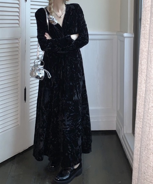 Aelina(エリナ)の「Vネックベルベットワンピース(ワンピース・レディース・ブラック・M/L)」の7枚目の写真