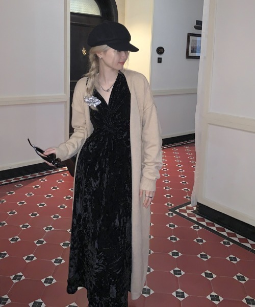 Aelina(エリナ)の「Vネックベルベットワンピース(ワンピース・レディース・ブラック・M/L)」の15枚目の写真