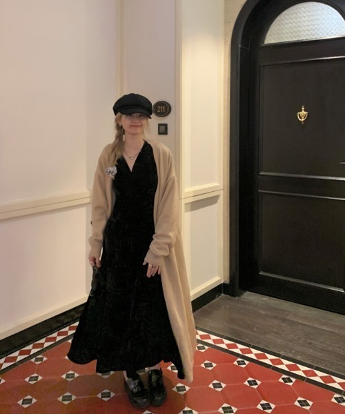 Aelina(エリナ)の「Vネックベルベットワンピース(ワンピース・レディース・ブラック・M/L)」の17枚目の写真