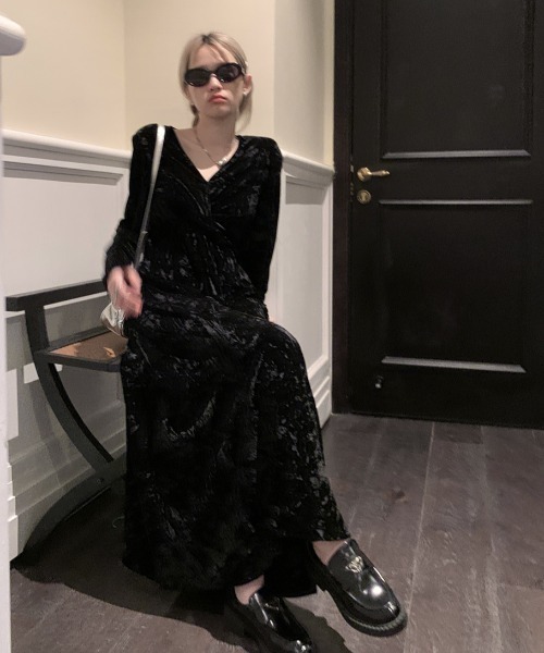 Aelina(エリナ)の「Vネックベルベットワンピース(ワンピース・レディース・ブラック・M/L)」の8枚目の写真