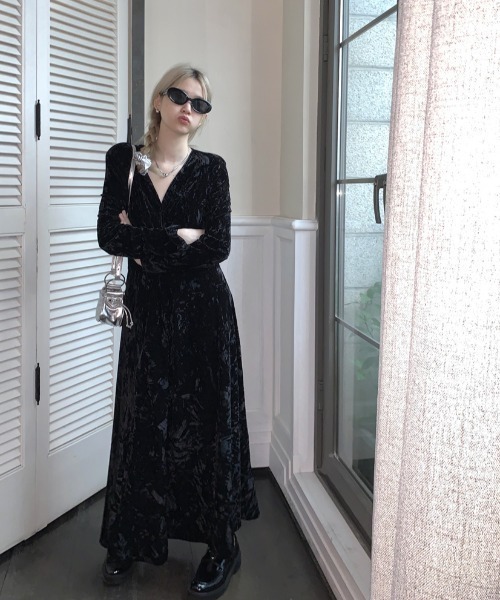 Aelina(エリナ)の「Vネックベルベットワンピース(ワンピース・レディース・ブラック・M/L)」の9枚目の写真