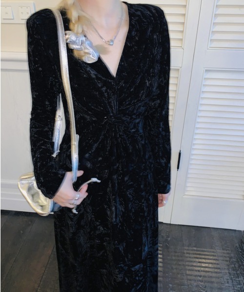 Aelina(エリナ)の「Vネックベルベットワンピース(ワンピース・レディース・ブラック・M/L)」の3枚目の写真