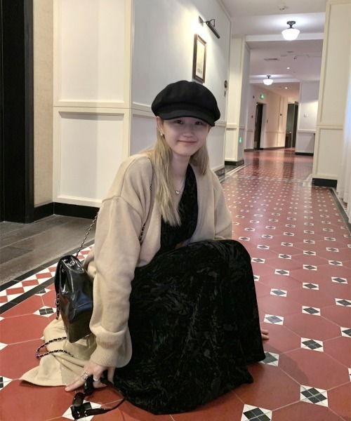 Aelina(エリナ)の「Vネックベルベットワンピース(ワンピース・レディース・ブラック・M/L)」の11枚目の写真