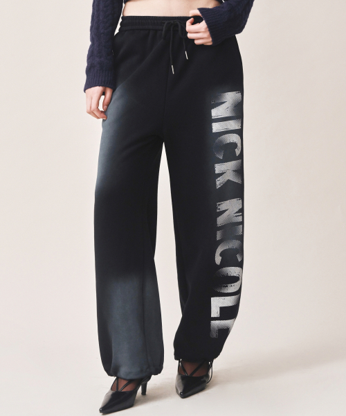 NICK&NICOLE(ニックアンドニコール)の「GRADATION LOGO SWEAT STRING PANTS_BLACK(スウェットパンツ・レディース・その他・FREE)」の2枚目の写真