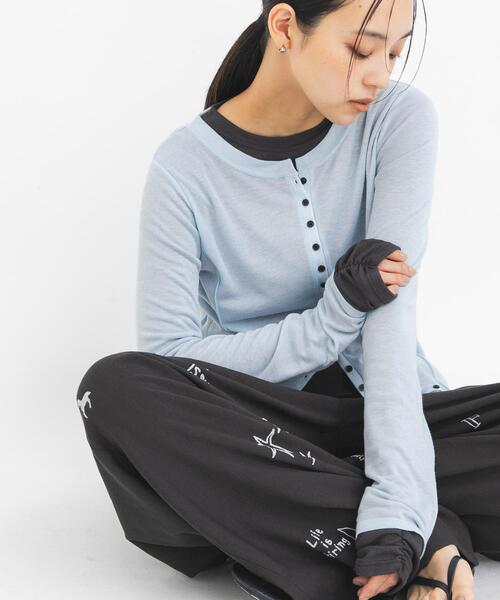 KBF(ケイビーエフ)の「バイカラーレイヤードカットソー(Tシャツ/カットソー・レディース・グレー/チャコールグレー/ブラウン/オフホワイト/レッド/ブルー・ONE)」の5枚目の写真