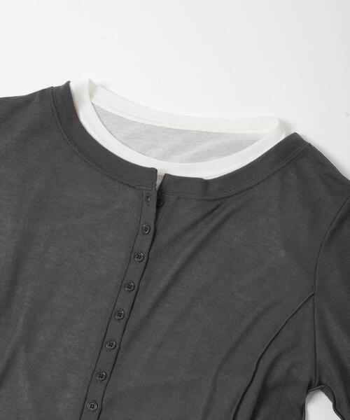 KBF(ケイビーエフ)の「バイカラーレイヤードカットソー(Tシャツ/カットソー・レディース・グレー/チャコールグレー/ブラウン/オフホワイト/レッド/ブルー・ONE)」の18枚目の写真