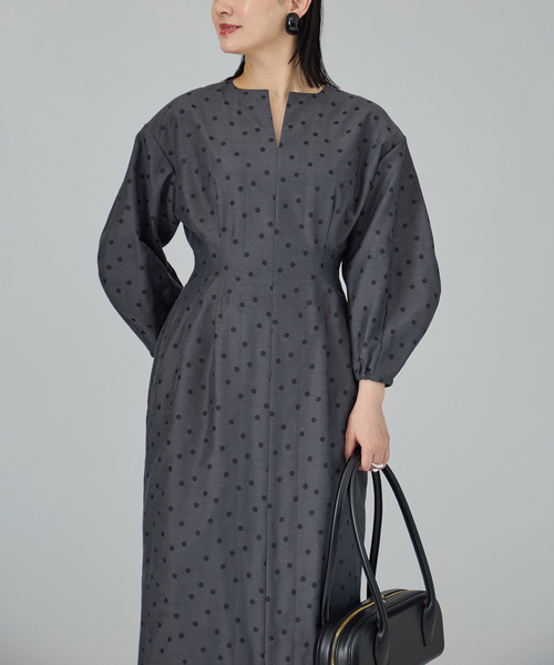 VERMEIL par iena（ヴェルメイユパーイエナ）の「DOTジャガード ウエストシェイプワンピース（ワンピース・レディース・チャコールグレー/アイボリー・38/36/40）」の10枚目の写真