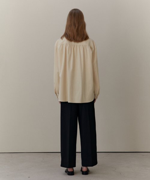 UNNOUT(アナウト)の「MINIMAL CORDUROY SHIRT - BUTTER(シャツ/ブラウス・レディース・その他・ONE SIZE)」の4枚目の写真