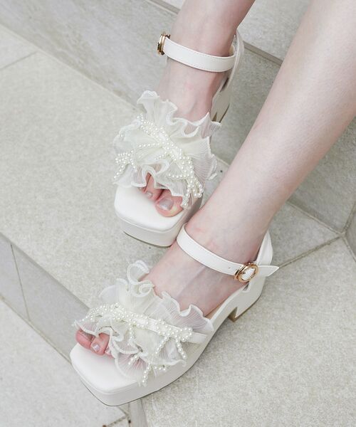 MAJESTIC LEGON（マジェスティックレゴン）の「パールフリルボリュームサンダル（サンダル・レディース・グレー/アイボリー/グレイッシュベージュ/ブラック・SMALL/MEDIUM/LARGE/X-LARGE）」の5枚目の写真