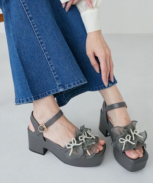 MAJESTIC LEGON（マジェスティックレゴン）の「パールフリルボリュームサンダル（サンダル・レディース・グレー/アイボリー/グレイッシュベージュ/ブラック・SMALL/MEDIUM/LARGE/X-LARGE）」の14枚目の写真