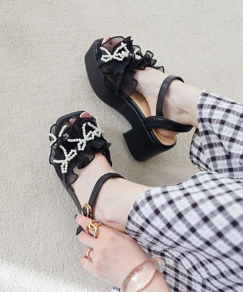 MAJESTIC LEGON（マジェスティックレゴン）の「パールフリルボリュームサンダル（サンダル・レディース・グレー/アイボリー/グレイッシュベージュ/ブラック・SMALL/MEDIUM/LARGE/X-LARGE）」の16枚目の写真