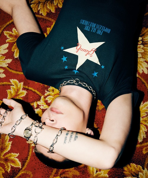 glamb(グラム)の「Skin-Tight Star T-Shirt / スキンタイトスターTシャツ(Tシャツ/カットソー・メンズ・ブラック/ホワイト・S/M/L)」の1枚目の写真