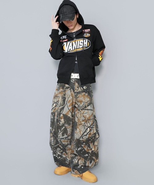 SPINNS（スピンズ）の「【内田金吾くん着用】レギュラー丈ダブルジップパーカー/レーシングプリントロゴ（パーカー・メンズ・アッシュグレー/ブラック/レッド・ONESIZE）」の4枚目の写真