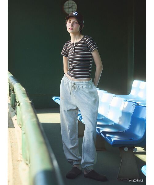 Ungrid（アングリッド）の「【MLB × New Era × Ungrid】スウェットパンツ（スウェットパンツ・レディース・ライトグレー/ネイビー/アイボリー・FREE）」の4枚目の写真