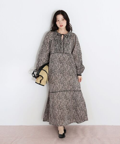 le.coeur blanc(ルクールブラン)の「Fanaka別注フラワー柄ワンピース(ワンピース・レディース・ブラック系その他・38)」の1枚目の写真