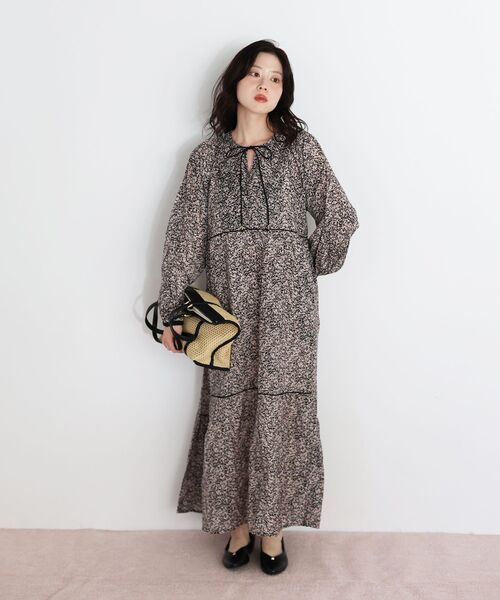 le.coeur blanc(ルクールブラン)の「Fanaka別注フラワー柄ワンピース(ワンピース・レディース・ブラック系その他・38)」の3枚目の写真