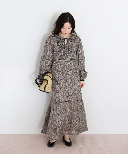 le.coeur blanc(ルクールブラン)の「Fanaka別注フラワー柄ワンピース(ワンピース・レディース・ブラック系その他・38)」の4枚目の写真