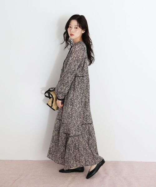 le.coeur blanc(ルクールブラン)の「Fanaka別注フラワー柄ワンピース(ワンピース・レディース・ブラック系その他・38)」の5枚目の写真