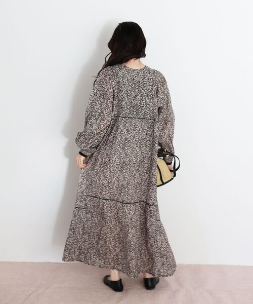 le.coeur blanc(ルクールブラン)の「Fanaka別注フラワー柄ワンピース(ワンピース・レディース・ブラック系その他・38)」の6枚目の写真