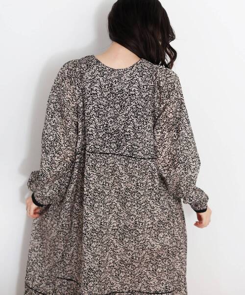 le.coeur blanc(ルクールブラン)の「Fanaka別注フラワー柄ワンピース(ワンピース・レディース・ブラック系その他・38)」の10枚目の写真