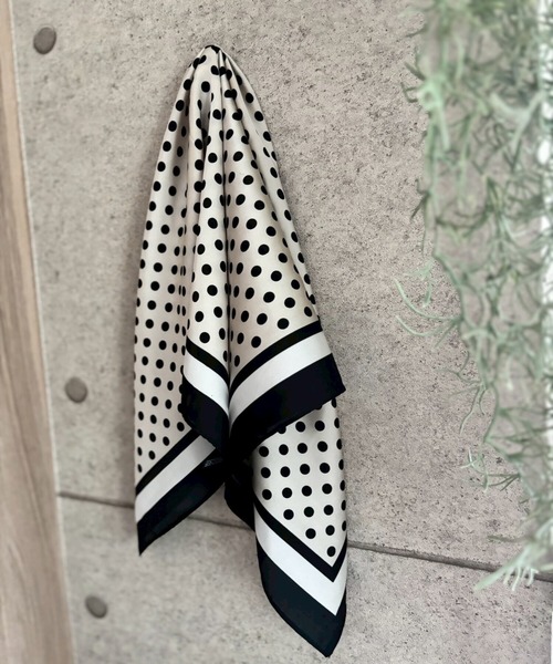 ARTIFICIAL SWEETENER（アーティフィシャル　スウィートナー）の「【 ARTIFICIAL SWEETENER 】シルクタッチ ドット柄 スカーフ（バンダナ/スカーフ・メンズ・ブラック系3/ブラック系1/ネイビー/ホワイト系1/ブラック系2/ホワイト系2/ブラウン・FREE）」の2枚目の写真