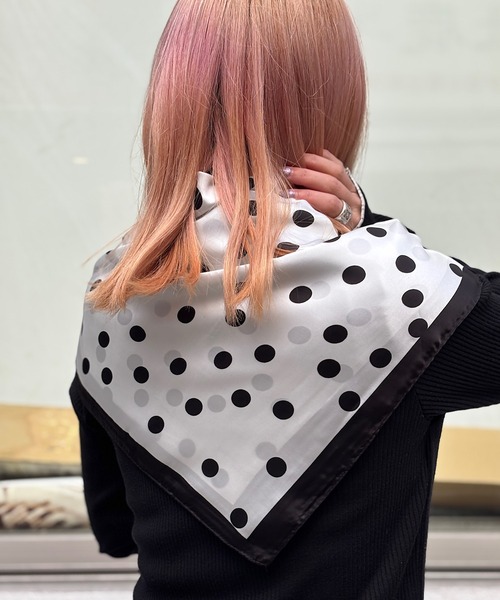 ARTIFICIAL SWEETENER（アーティフィシャル　スウィートナー）の「【 ARTIFICIAL SWEETENER 】シルクタッチ ドット柄 スカーフ（バンダナ/スカーフ・メンズ・ブラック系3/ブラック系1/ネイビー/ホワイト系1/ブラック系2/ホワイト系2/ブラウン・FREE）」の3枚目の写真