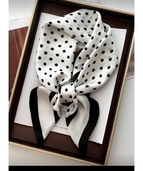 ARTIFICIAL SWEETENER（アーティフィシャル　スウィートナー）の「【 ARTIFICIAL SWEETENER 】シルクタッチ ドット柄 スカーフ（バンダナ/スカーフ・メンズ・ブラック系3/ブラック系1/ネイビー/ホワイト系1/ブラック系2/ホワイト系2/ブラウン・FREE）」の10枚目の写真