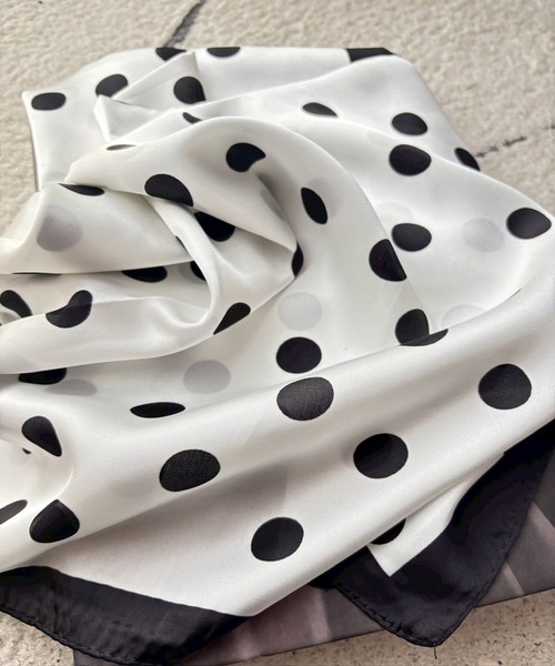 ARTIFICIAL SWEETENER（アーティフィシャル　スウィートナー）の「【 ARTIFICIAL SWEETENER 】シルクタッチ ドット柄 スカーフ（バンダナ/スカーフ・メンズ・ブラック系3/ブラック系1/ネイビー/ホワイト系1/ブラック系2/ホワイト系2/ブラウン・FREE）」の12枚目の写真