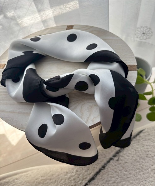 ARTIFICIAL SWEETENER（アーティフィシャル　スウィートナー）の「【 ARTIFICIAL SWEETENER 】シルクタッチ ドット柄 スカーフ（バンダナ/スカーフ・メンズ・ブラック系3/ブラック系1/ネイビー/ホワイト系1/ブラック系2/ホワイト系2/ブラウン・FREE）」の13枚目の写真